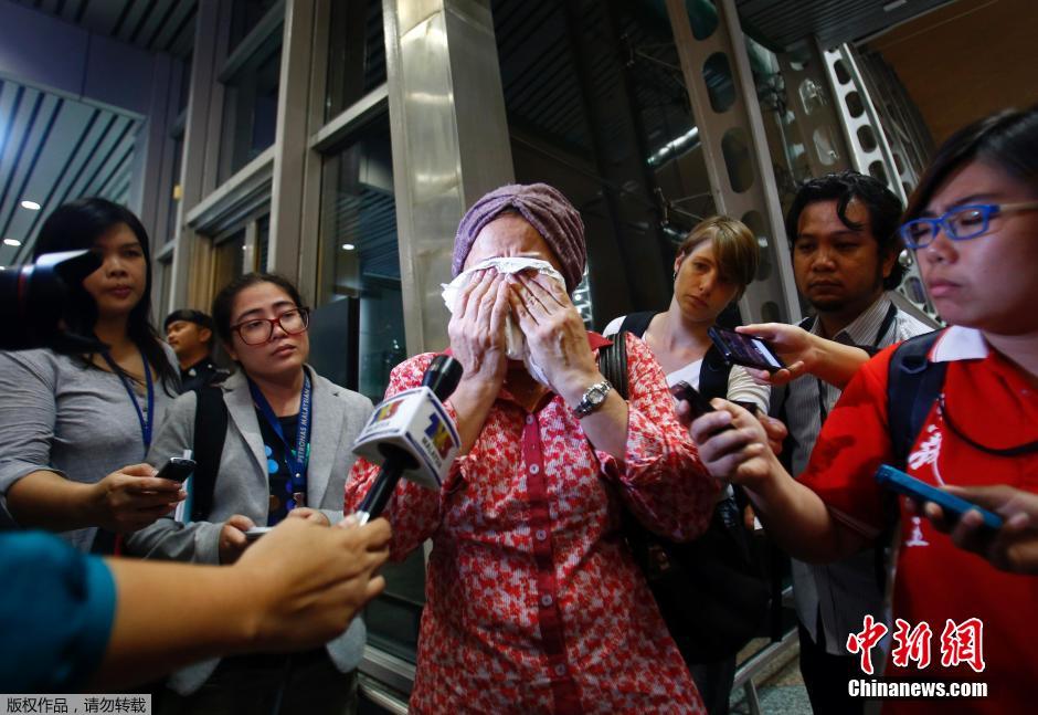 年轻空姐经历客机坠毁奇迹生还，重生之路上的掩面痛哭瞬间